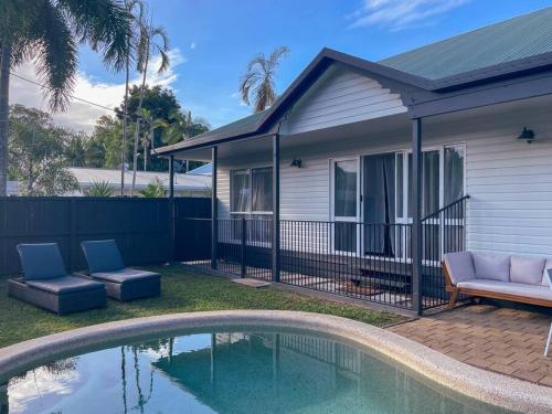 Bazén v ubytování Port Douglas Beach Cottage nebo v jeho okolí