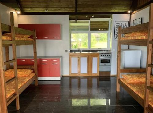 una cocina con varias literas en una habitación en Pension Reva Teahupoo, en Toanoano