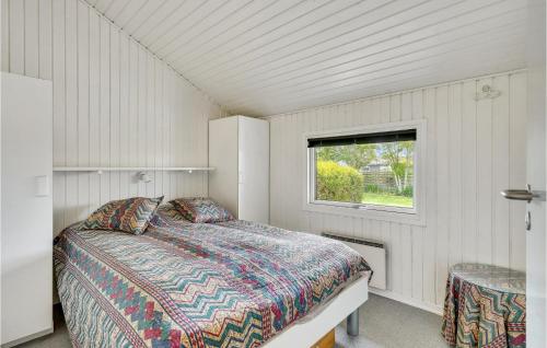 1 dormitorio con cama y ventana en Lovely Home In Assens With Wifi en Assens