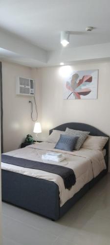 - une chambre avec un grand lit dans l'établissement Simple and elegant 1 bed condo in Cebu city, à Cebu