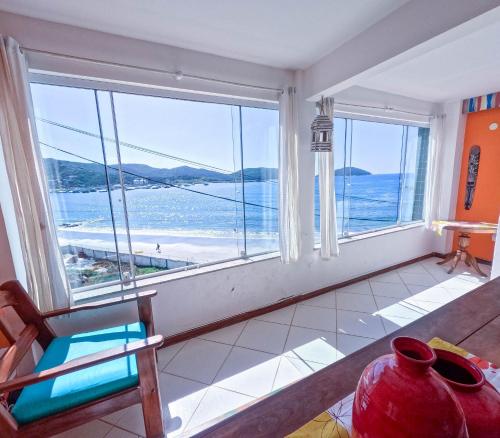 Habitación con ventana grande con vistas al océano. en Espetacular! Casa de Praia em Arraial do Cabo, en Arraial do Cabo