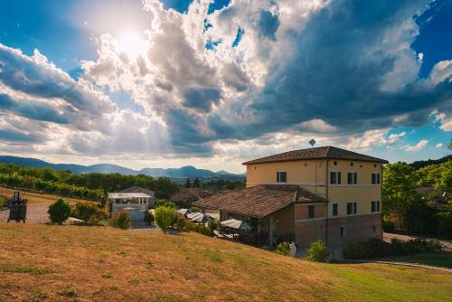 馬泰利卡的住宿－Boutique Hotel Casa Grimaldi，云天的山丘上的房子