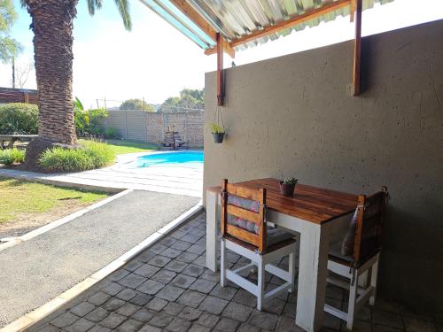 Πισίνα στο ή κοντά στο Bosveld In Die Stad 2 Guesthouse