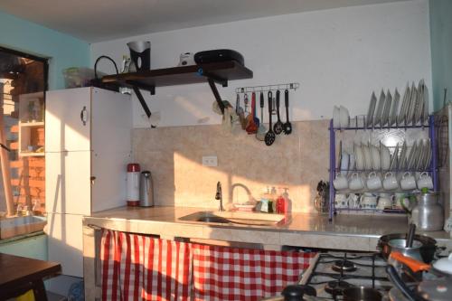 cocina con fregadero y encimera en Casa 2600 en Bogotá