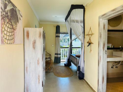 korytarz z drzwiami otwieranymi do pokoju w obiekcie Ebb & Flow w mieście Paje