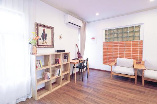 a living room with a desk and a table and chairs at Ratchada Retreat Boutique Villa 1 in Bangkok