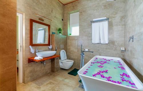 y baño con bañera, lavabo y aseo. en The Palace by Ocean, en Bentota