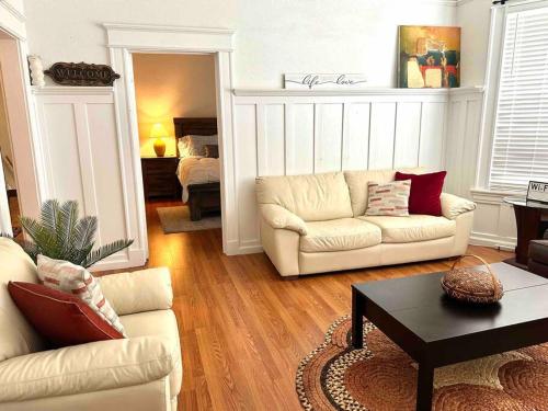 uma sala de estar com um sofá e uma mesa de centro em Misha’s Cozy Rare 3brm em Marysville