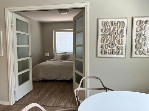 1 dormitorio con cama y espejo grande en Puumaja Penthouse en Rauma