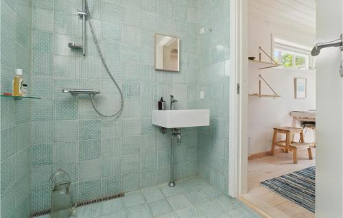 Koupelna v ubytování Awesome Home In Svaneke With Wifi