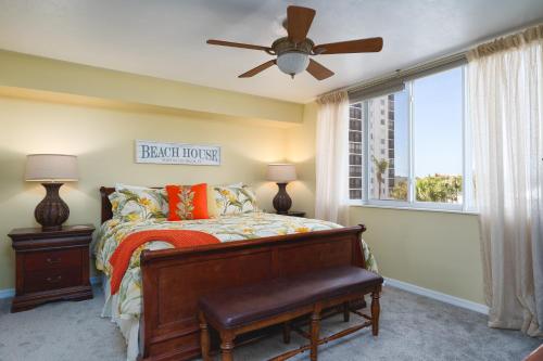 Katil atau katil-katil dalam bilik di Immaculate Gated Community Condo - Just Across the Street from the Beach! condo