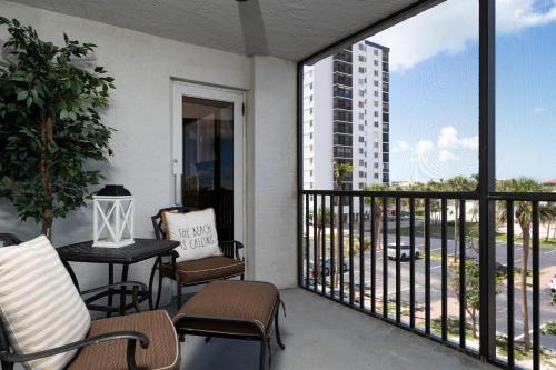 Balkoni atau teres di Immaculate Gated Community Condo - Just Across the Street from the Beach! condo