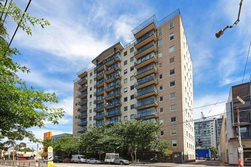 un edificio de apartamentos alto en una calle de la ciudad en Spacious apartment minutes from the CBD en Melbourne