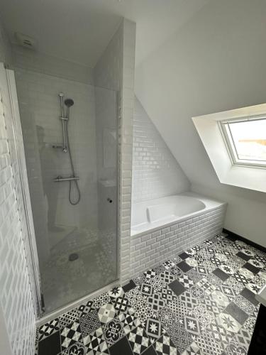 een badkamer met een douche en een tegelvloer bij Chambres 24h du Mans in Mulsanne