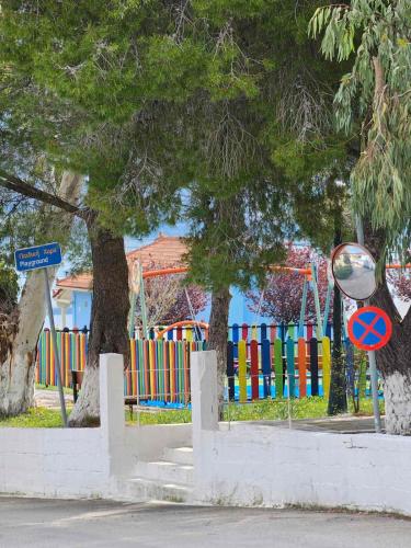 een uitzicht op een park met een speeltuin bij Meliti in Lixouri