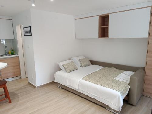 Llit o llits en una habitació de Studio Apartment Danka Old Town Budva