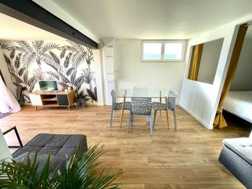 Logement entier indépendant dans une maison calme avec jardin barbecue face aux vignes pouvant accueillir cette personne très bien si tu es à 5 minutes de Saint-Émilion 5 minutes du centre-ville de Libourne et 5 minutes de l'hôpital