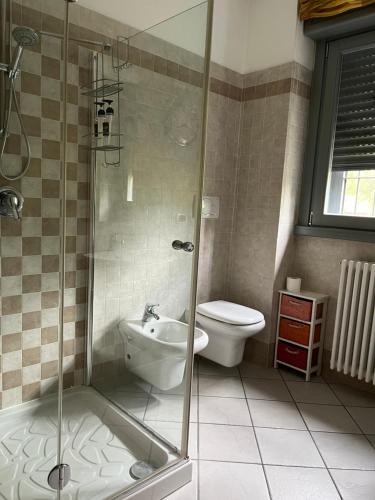 La salle de bains est pourvue d'une douche, de toilettes et d'un lavabo. dans l'établissement columella 14, à Milan