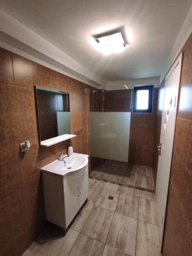 y baño con lavabo y espejo. en Rio rooms, en Băile Herculane