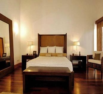 une chambre avec un lit, une chaise et un miroir dans l'établissement Darbin ~, à Cannes