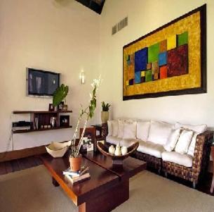 un salon avec un canapé et une table dans l'établissement Darbin ~, à Cannes