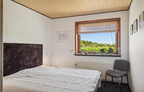 sypialnia z łóżkiem, oknem i krzesłem w obiekcie 3 Bedroom Gorgeous Home In Bkmarksbro w mieście Bækmarksbro
