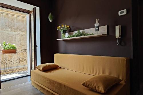 - un canapé installé dans un salon à côté d'une fenêtre dans l'établissement La Corte Domodossola, à Domodossola