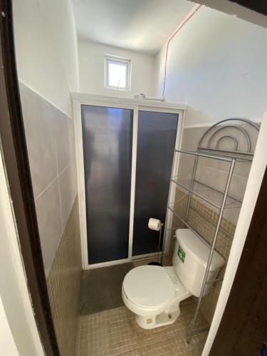 マサトランにあるCasa a 5 minutos del marの小さなバスルーム(トイレ、窓付)が備わります。