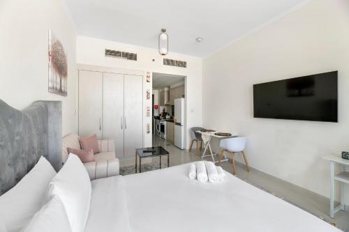 Modern Studio in Damac Hills with Pool and Gym