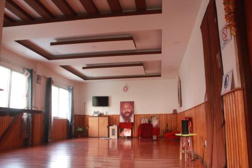 Habitación vacía con una habitación grande con suelo de madera. en Osho Gaurishankar Meditation Center, en Katmandú
