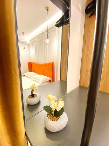a reflection of a room with a table with a mirror at Apartments Oda Hotel in Velipojë