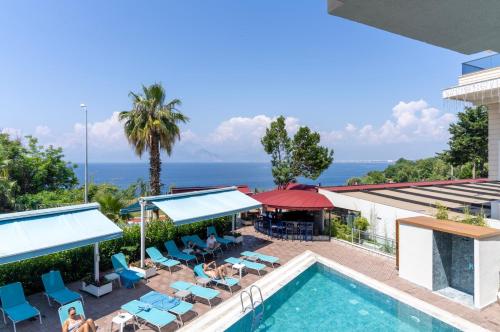 アンタルヤにあるTema 242 Hotelのホテルからのプールと海の景色