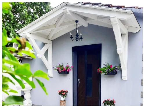 Avvolgimento della porta di una casa bianca con fiori di La Casina a Trecasali