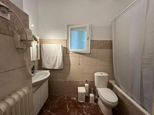 Un baño de Amaranth Rose