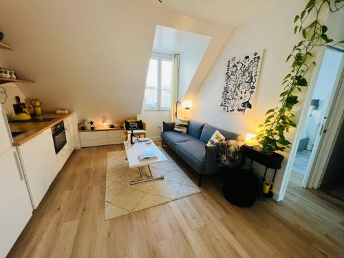 un salon avec un canapé et une table dans l'établissement 5 Stars 2-BR in Center , Air Conditioner , Elevator, à Paris