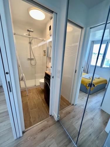 une salle de bain avec douche et toilettes dans l'établissement 5 Stars 2-BR in Center , Air Conditioner , Elevator, à Paris
