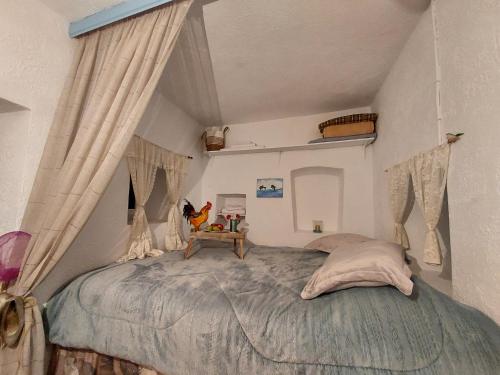 1 dormitorio con 1 cama grande en una habitación en Principessa, en Kalymnos
