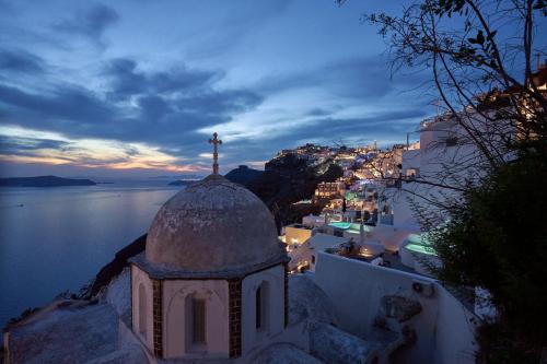 Amphitheater Cave Houses