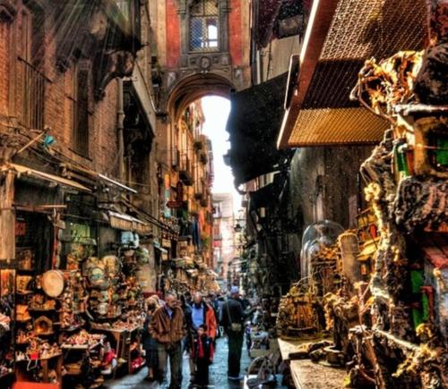 Un gruppo di persone che camminano per strada in un vicolo di Historical Center a Napoli