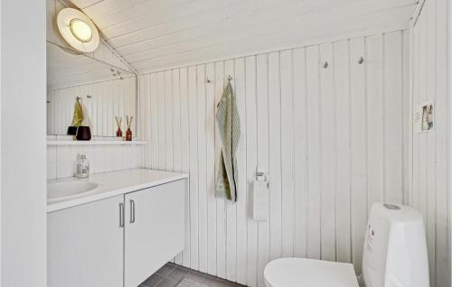 Baño blanco con aseo y lavamanos en Lovely Home In Assens With Wifi en Assens