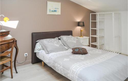Razac-de-SaussignacにあるAmazing Home In Razac-de-saussignac With Kitchenのベッドルーム1室(ベッド1台、デスク、ベッド1台付)