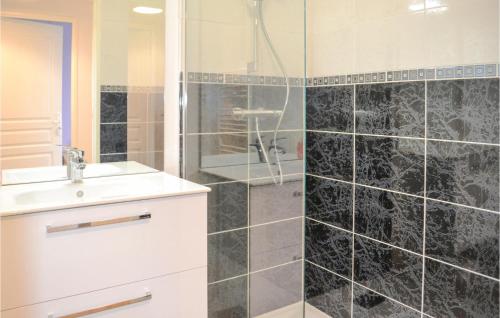 W łazience znajduje się prysznic i umywalka. w obiekcie Amazing Home In Razac-de-saussignac With Kitchen w mieście Razac-de-Saussignac