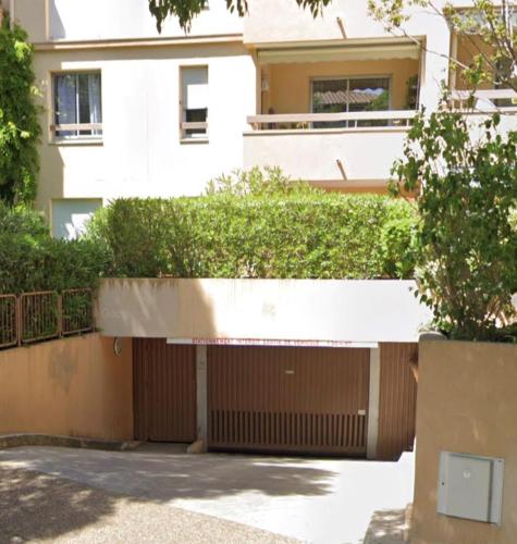 a building with a hedge in front of a building at Antichambre in Nîmes