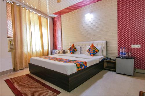 sypialnia z dużym łóżkiem w pokoju w obiekcie FabHotel GS w mieście Mohali