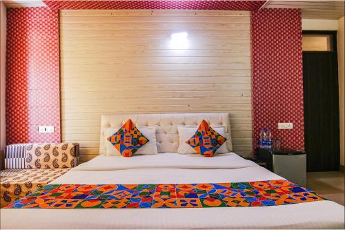 sypialnia z dużym łóżkiem i drewnianą ścianą w obiekcie FabHotel GS w mieście Mohali