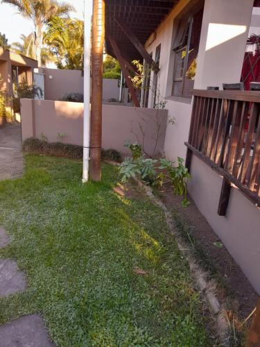 Taman di luar See More Guest House