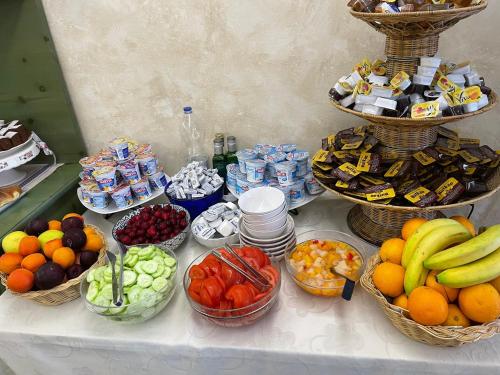a display of fruits and vegetables in baskets on a table at Ute Hotel in Lido di Jesolo