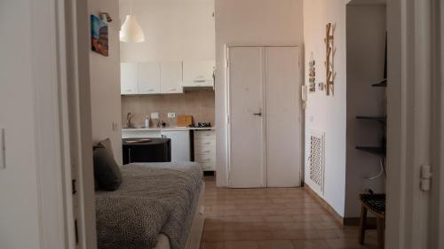 Cette petite chambre comprend un lit et une cuisine. dans l'établissement Appia Suite, à Rome