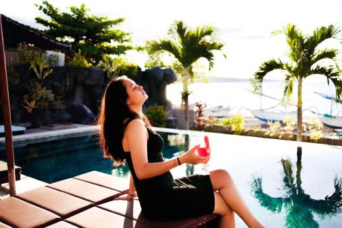 Bazén v ubytování Alam Bali Beach Resort nebo v jeho okolí