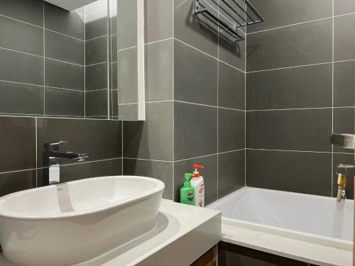 bagno con vasca bianca e lavandino di Căn hộ chung cư The Zei Mỹ Đình a Hanoi